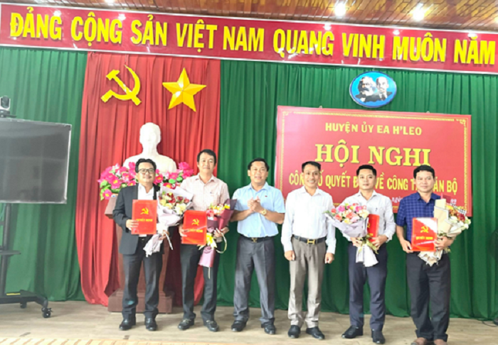 Hoi nghi cong bo quyet dinh cong tac can bo 1
